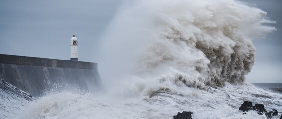 storm-hitting-lighthouse-porthcawl-565x240.jpg