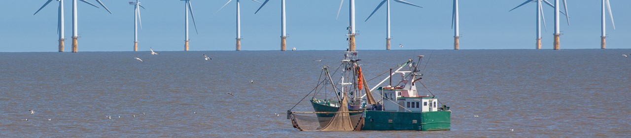 offshore-wind-turbines-and-fishing-vessel-1280x280 (1)