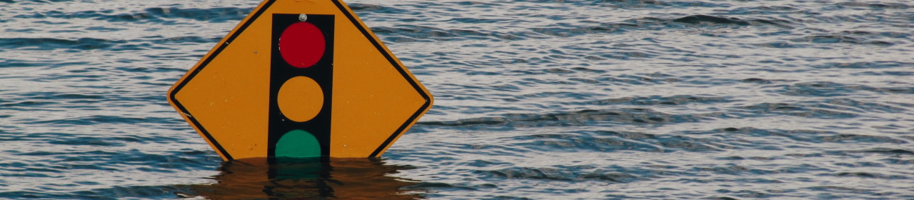 traffic-light-road-sign-submerged-in-floodwater-1280x280 (1)